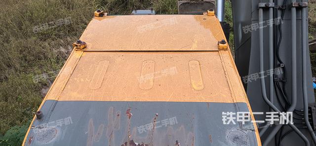 駕駛室頂部(整機(jī)外觀) 駕駛室頂部(整機(jī)外觀)