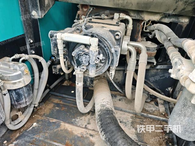 液压泵舱室正面整体（整机外观）