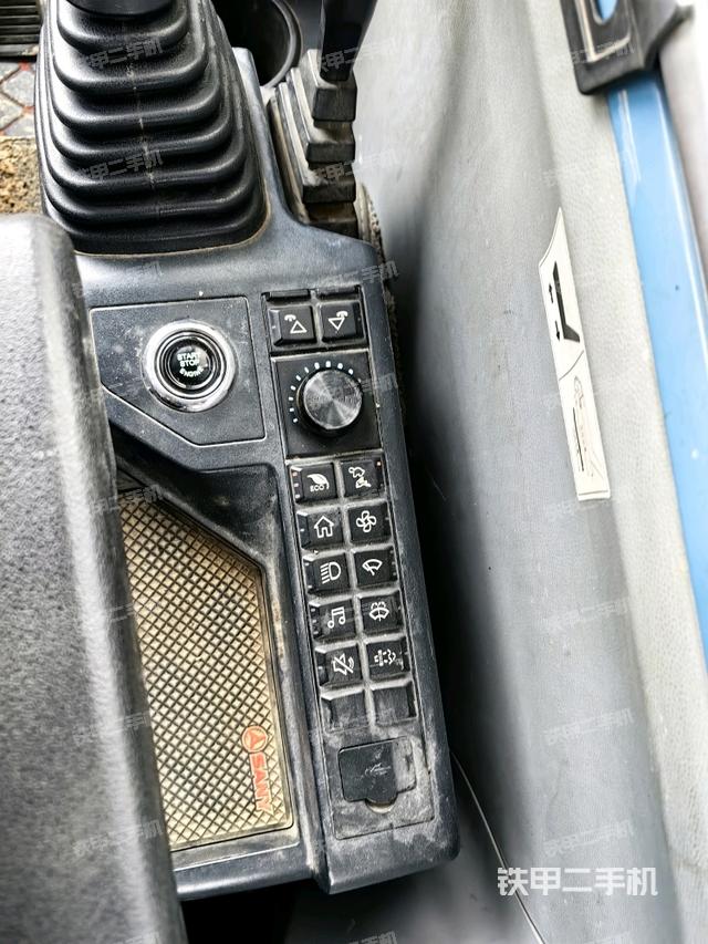 座椅右側(cè)控制臺/鑰匙門/油門/含右手柄（駕駛室部分）