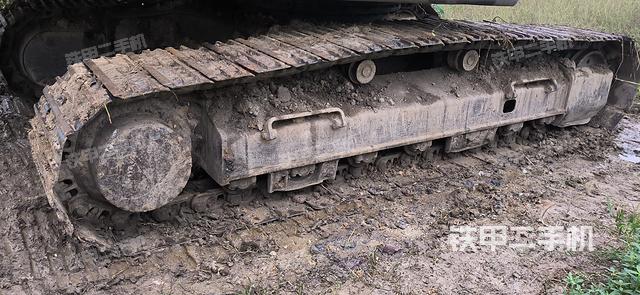 單側(cè)履帶整體(整機(jī)外觀) 單側(cè)履帶整體(整機(jī)外觀)