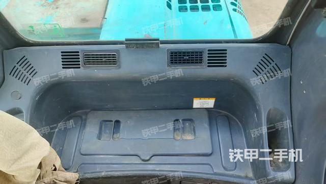 駕駛室頂部（整機外觀）