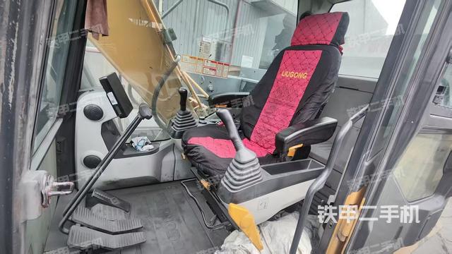 驾驶室整体(整机外观) 驾驶室整体(整机外观)
