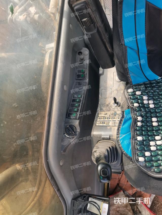 座椅右側(cè)控制臺/鑰匙門/油門/含右手柄（駕駛室部分）