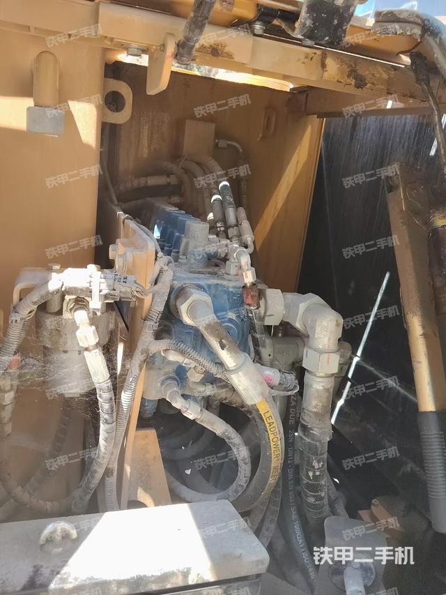 回轉(zhuǎn)馬達(dá)和主控閥(整機(jī)外觀) 回轉(zhuǎn)馬達(dá)和主控閥(整機(jī)外觀)