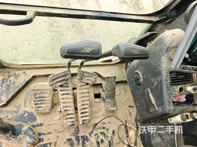 行走控制手柄和踏板 俯拍（驾驶室部分）