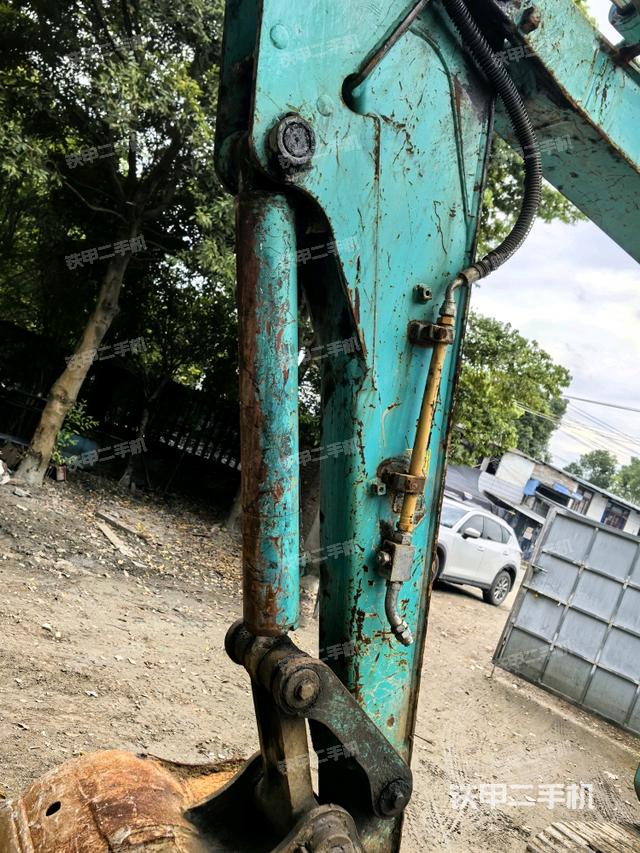 小臂整体左后(工作和回转装置) 小臂整体左后(工作和回转装置)