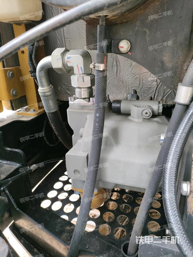 液壓泵艙室正面整體(整機外觀) 液壓泵艙室正面整體(整機外觀)