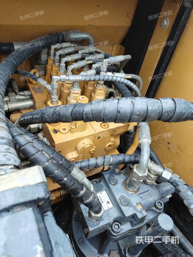 回转马达和主控阀（整机外观）