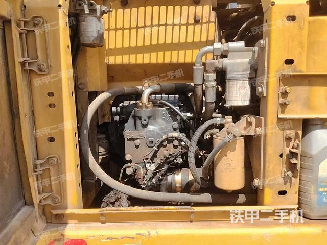 液压泵舱室正面整体(整机外观) 液压泵舱室正面整体(整机外观)