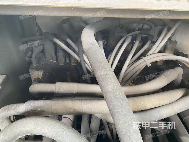 回转马达和主控阀(整机外观) 回转马达和主控阀(整机外观)