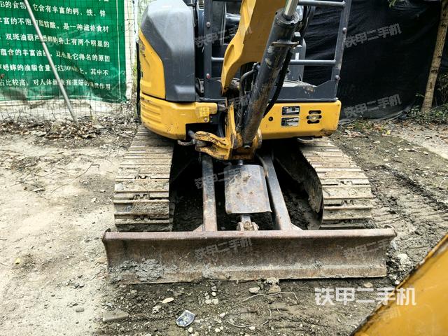 轉(zhuǎn)盤和下車架正前(工作和回轉(zhuǎn)裝置) 轉(zhuǎn)盤和下車架正前(工作和回轉(zhuǎn)裝置)