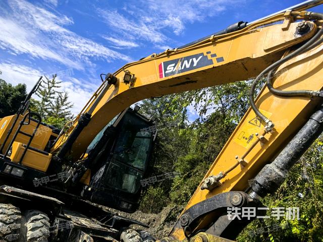 大臂油缸整体 竖拍(工作和回转装置) 大臂油缸整体 竖拍(工作和回转装置)