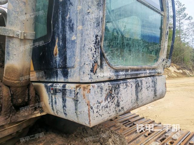 转盘和下车架正前(工作和回转装置) 转盘和下车架正前(工作和回转装置)