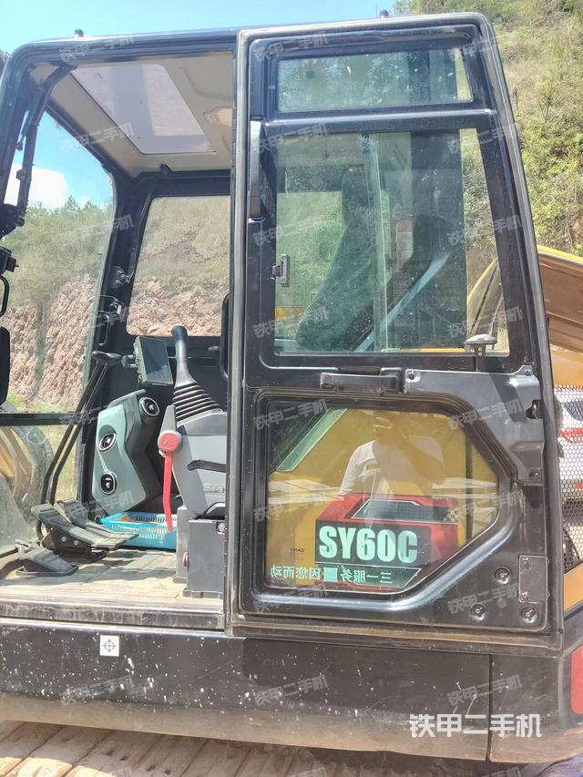 駕駛室整體（整機外觀）