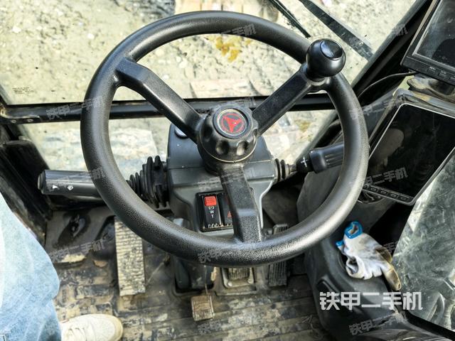 行走控制手柄和踏板 俯拍(驾驶室部分) 行走控制手柄和踏板 俯拍(驾驶室部分)