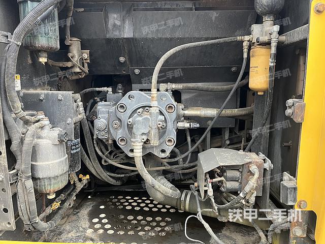 液壓泵艙室正面整體（整機外觀）