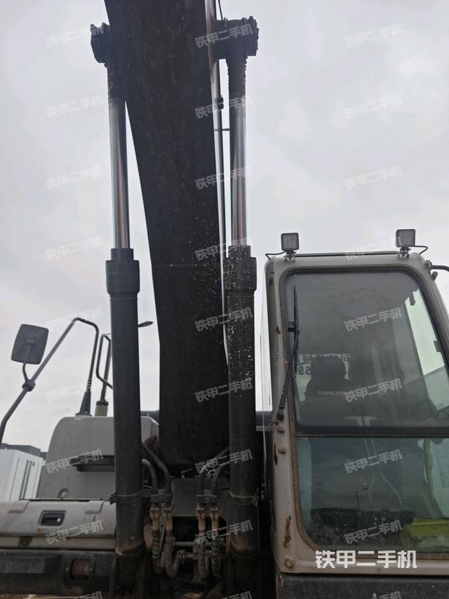 大臂油缸整体 竖拍（工作和回转装置）