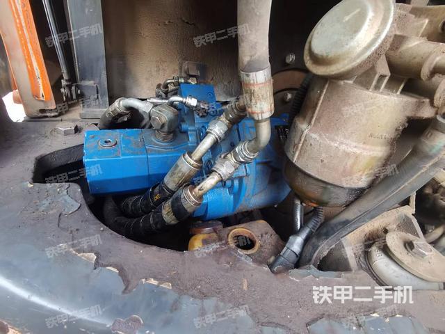 液压泵舱室正面整体（整机外观）