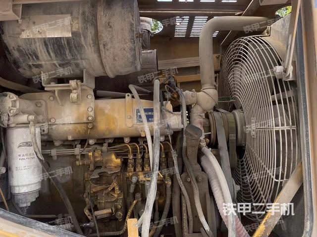 發(fā)動機(jī)左側(cè)（整機(jī)外觀及大件）