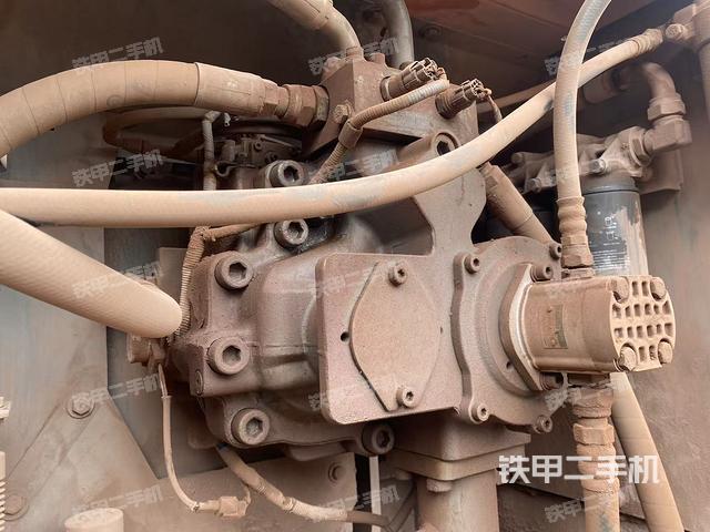 液压泵舱室正面整体(整机外观) 液压泵舱室正面整体(整机外观)