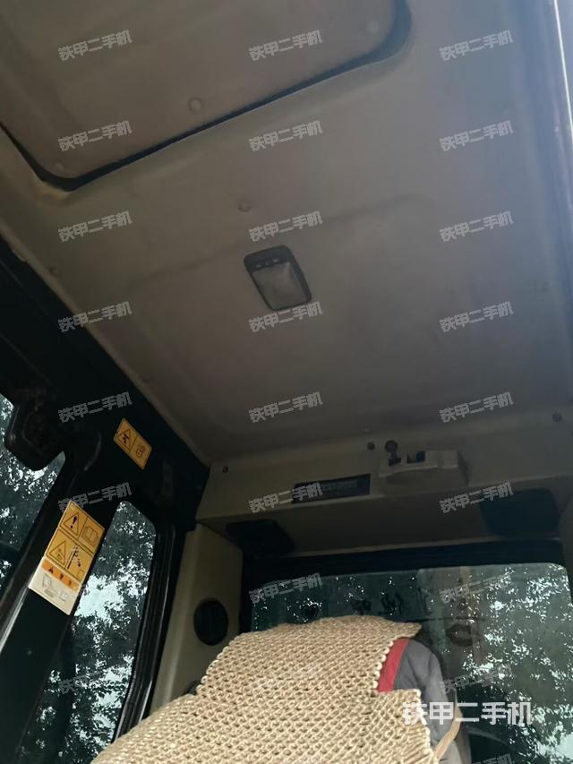 駕駛室頂部(整機(jī)外觀) 駕駛室頂部(整機(jī)外觀)