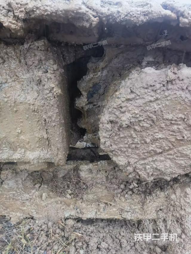 单侧履带整体(整机外观) 单侧履带整体(整机外观)