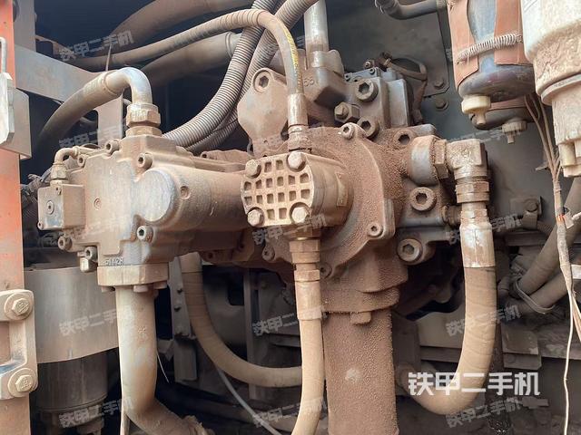 液压泵舱室正面整体(整机外观) 液压泵舱室正面整体(整机外观)