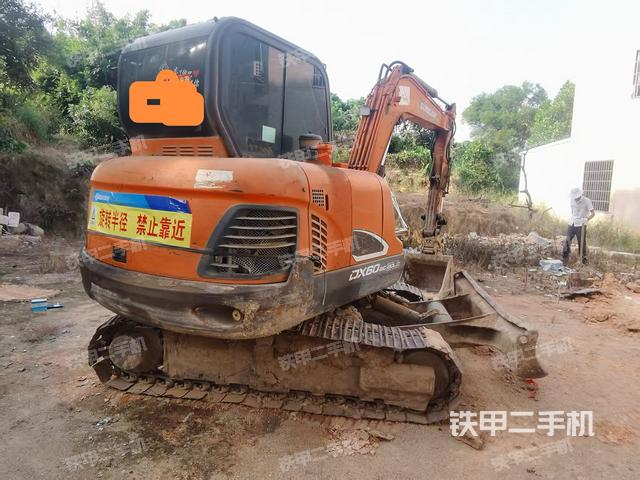 驾驶室顶部（整机外观）