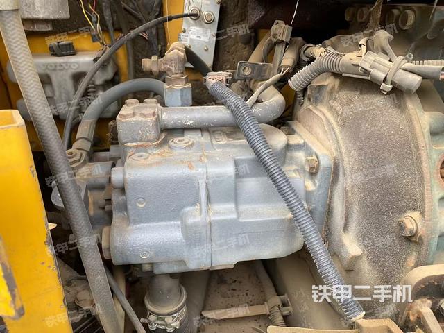 液壓泵艙室正面整體(整機(jī)外觀) 液壓泵艙室正面整體(整機(jī)外觀)