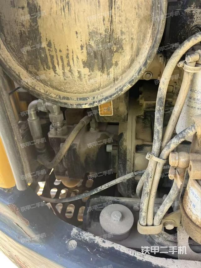 液壓泵艙室正面整體(整機外觀) 液壓泵艙室正面整體(整機外觀)