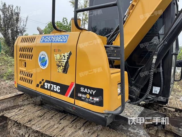 駕駛室頂部(整機(jī)外觀) 駕駛室頂部(整機(jī)外觀)