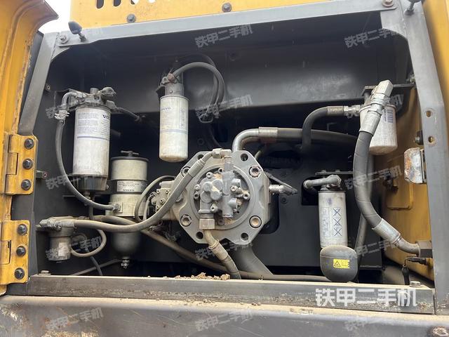 液壓泵艙室正面整體(整機(jī)外觀) 液壓泵艙室正面整體(整機(jī)外觀)