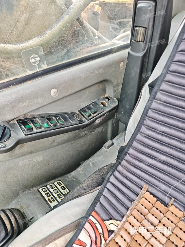 行走控制手柄和踏板?俯拍（駕駛室部分）