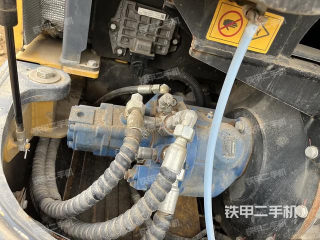 液压泵舱室正面整体（整机外观）