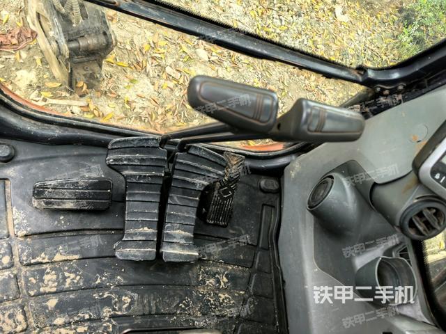 行走控制手柄和踏板?俯拍(駕駛室部分) 行走控制手柄和踏板?俯拍(駕駛室部分)