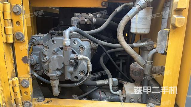 液压泵舱室正面整体(整机外观) 液压泵舱室正面整体(整机外观)
