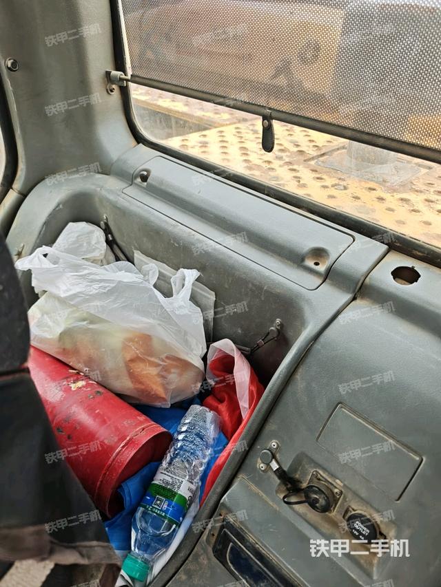 左后方玻璃角標(biāo)（駕駛室部分）