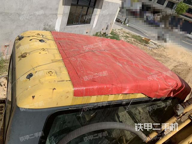 駕駛室頂部(整機(jī)外觀) 駕駛室頂部(整機(jī)外觀)