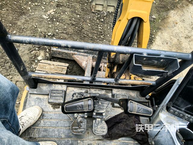 行走控制手柄和踏板?俯拍(駕駛室部分) 行走控制手柄和踏板?俯拍(駕駛室部分)