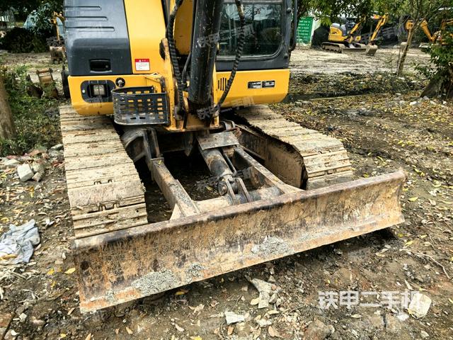转盘和下车架正前(工作和回转装置) 转盘和下车架正前(工作和回转装置)