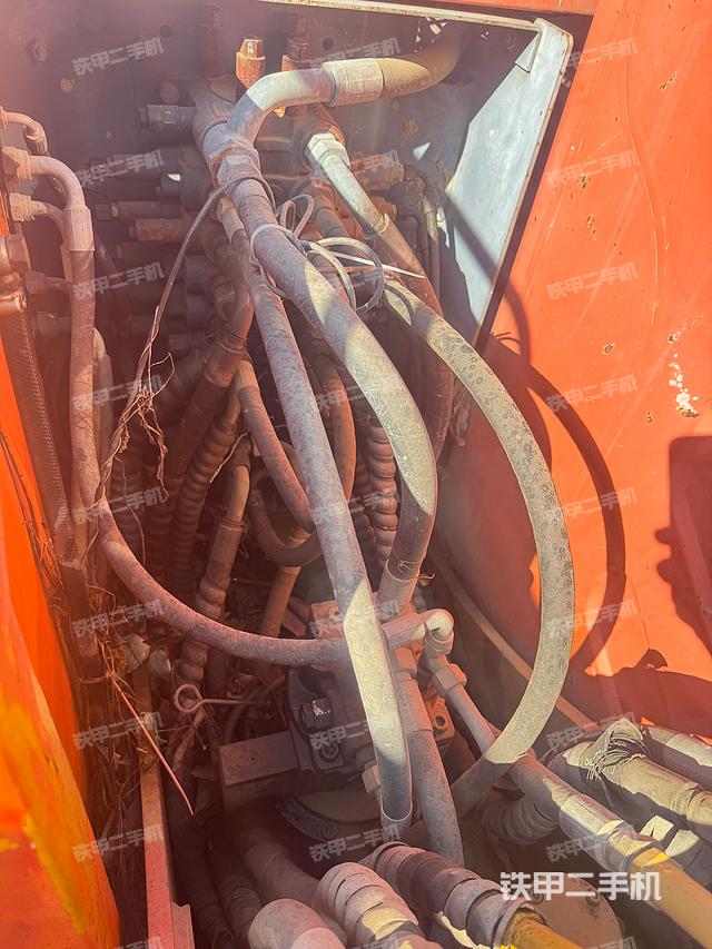 液压泵舱室正面整体(整机外观) 液压泵舱室正面整体(整机外观)