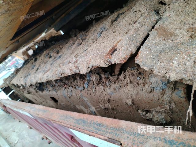 单侧履带整体(整机外观) 单侧履带整体(整机外观)