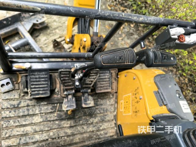 行走控制手柄和踏板?俯拍(駕駛室部分) 行走控制手柄和踏板?俯拍(駕駛室部分)