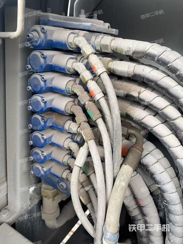 回转马达和主控阀（整机外观）