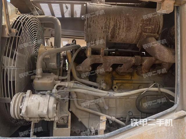 發(fā)動機(jī)右側(cè)（整機(jī)外觀及大件）