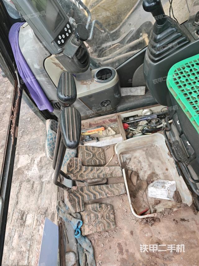 行走控制手柄和踏板?俯拍(駕駛室部分) 行走控制手柄和踏板?俯拍(駕駛室部分)
