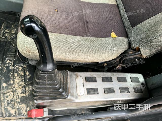 座椅左側(cè)控制臺/音響/含左手柄(駕駛室部分) 座椅左側(cè)控制臺/音響/含左手柄(駕駛室部分)