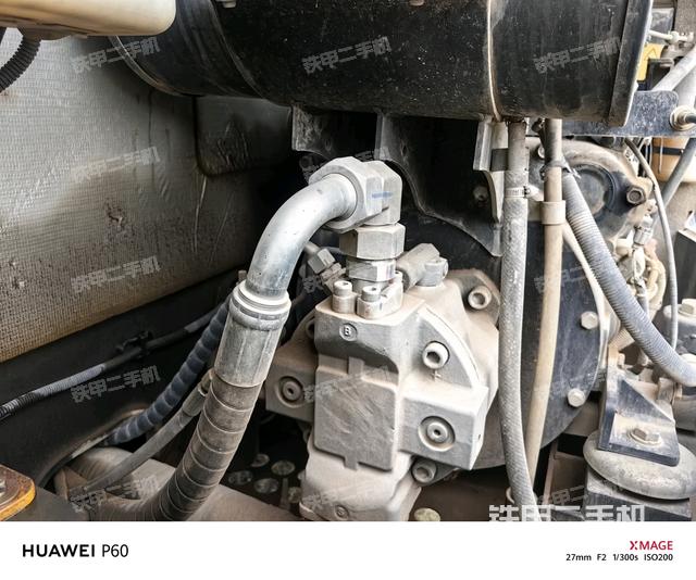 液壓泵艙室正面整體(整機外觀) 液壓泵艙室正面整體(整機外觀)