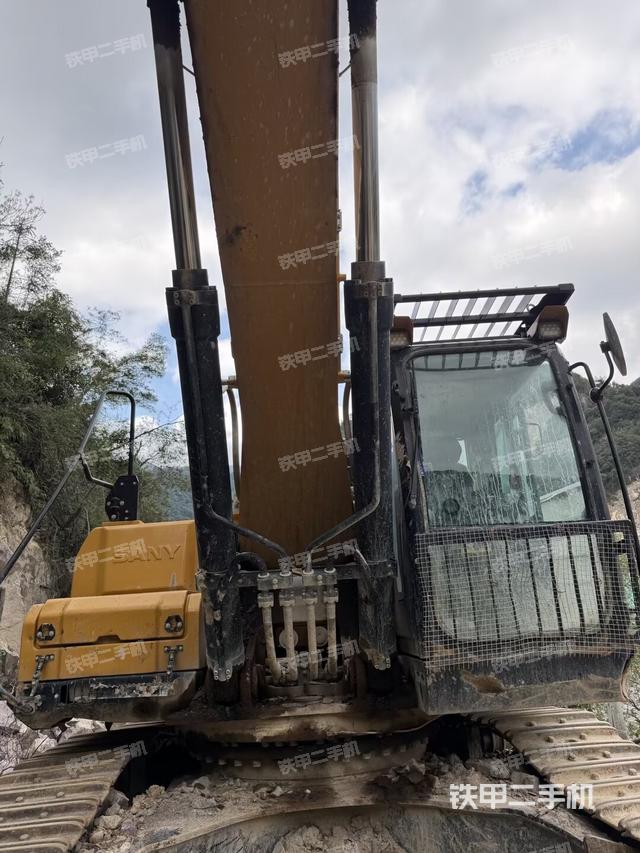 大臂油缸整体 竖拍(工作和回转装置) 大臂油缸整体 竖拍(工作和回转装置)