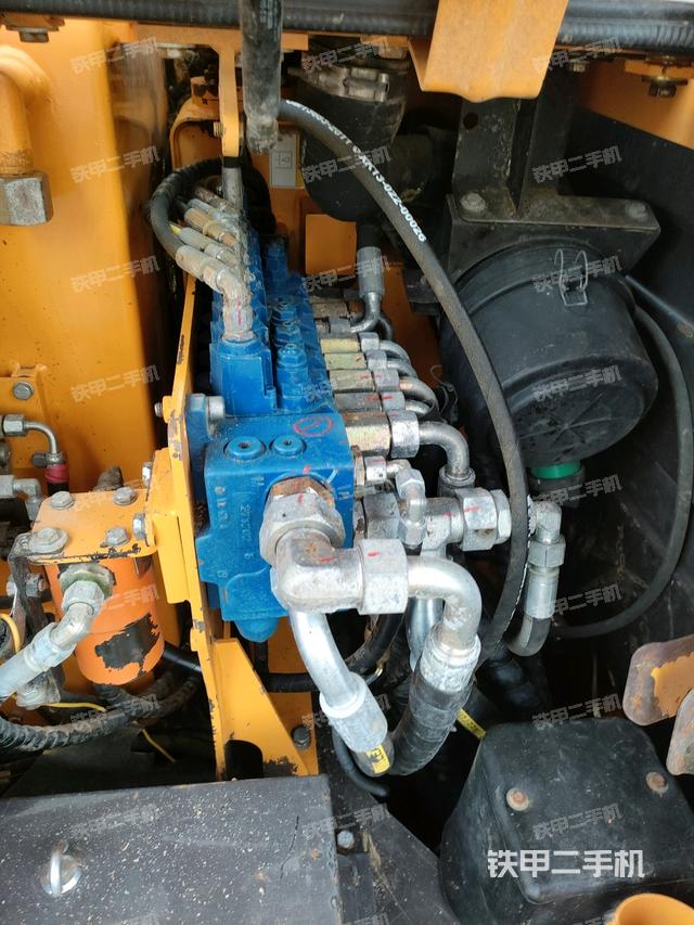 回轉(zhuǎn)馬達(dá)和主控閥(整機外觀) 回轉(zhuǎn)馬達(dá)和主控閥(整機外觀)